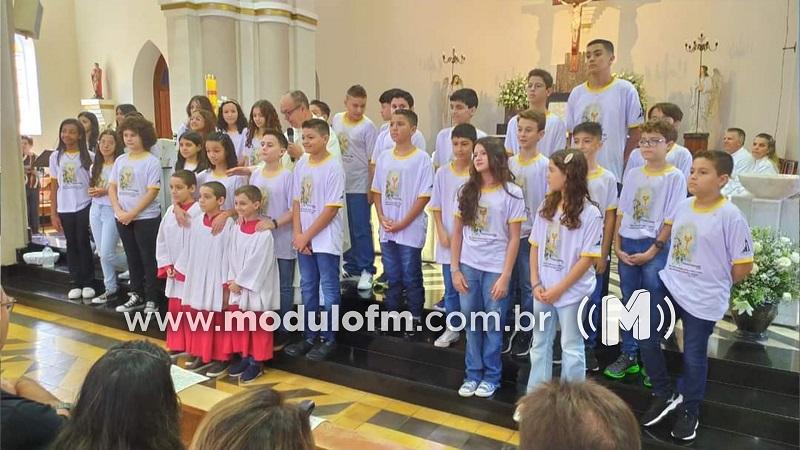 Crianças da Paróquia Nossa Senhora do Patrocínio realizam a Primeira Eucaristia
