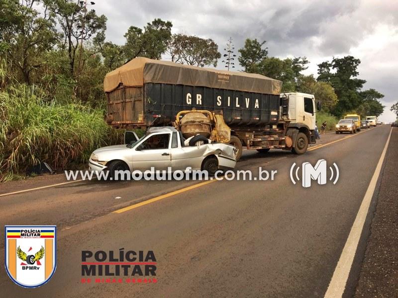 Grave acidente envolvendo caminhão e três veículos deixa homem gravemente ferido na MG-190