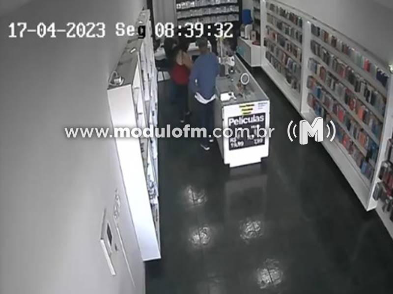 Homem finge ser cliente e furta celular de loja em Patrocínio
