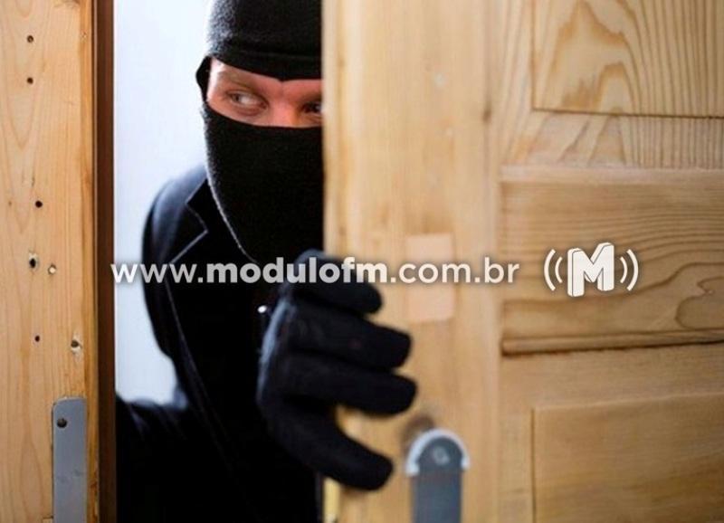 Ladrão pula muro, invade residência e leva diversos pertences no bairro Cidade Jardim