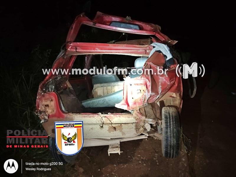Motorista invade pista, perde controle e capota veículo na MG-190
