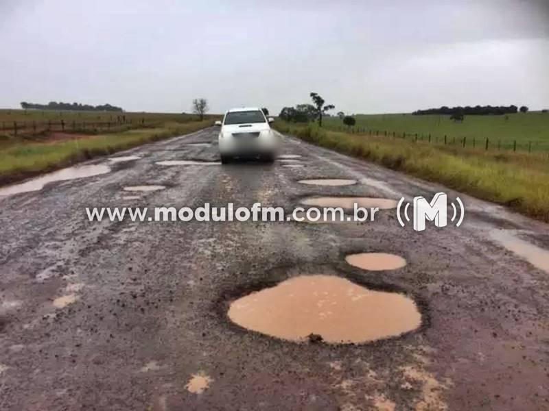 Motoristas reclamam das péssimas condições da rodovia MGC-462 entre...
