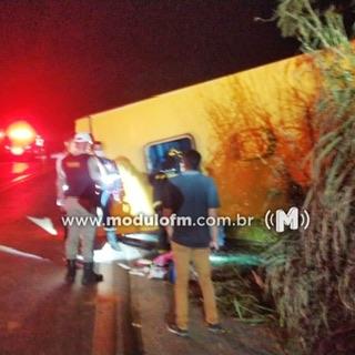 Ônibus escolar de Serra do Salitre tomba e deixa feridos na MG-187 em Salitre de Minas