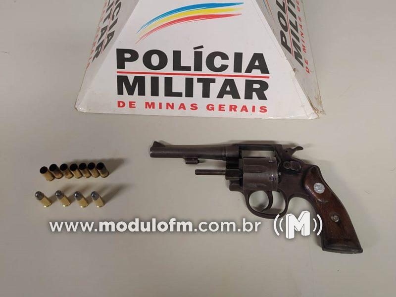 Polícia Militar prende dois e apreende arma, munições e motocicleta em Patrocínio