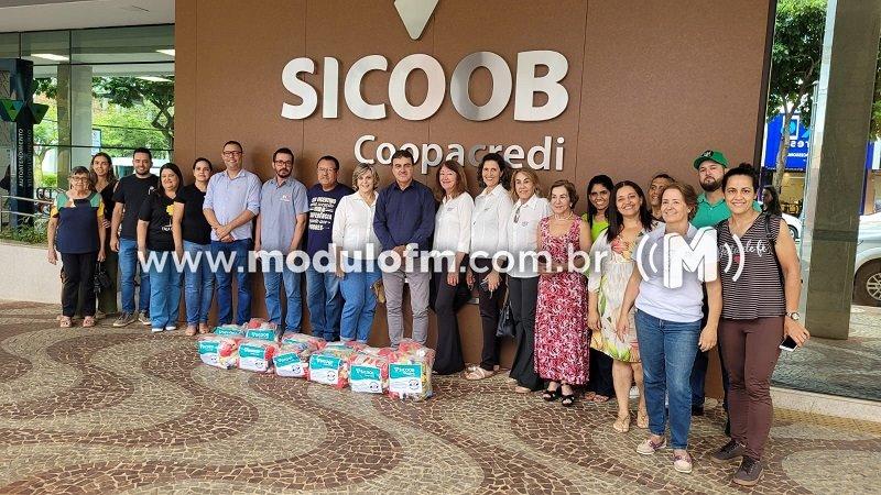 Sicoob Coopacredi realiza entrega de cestas para dez entidades de Patrocínio