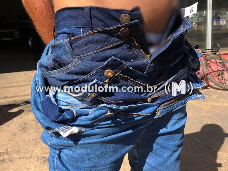 Homem veste quatro calças jeans e tenta sair de loja sem pagar em Monte Carmelo
