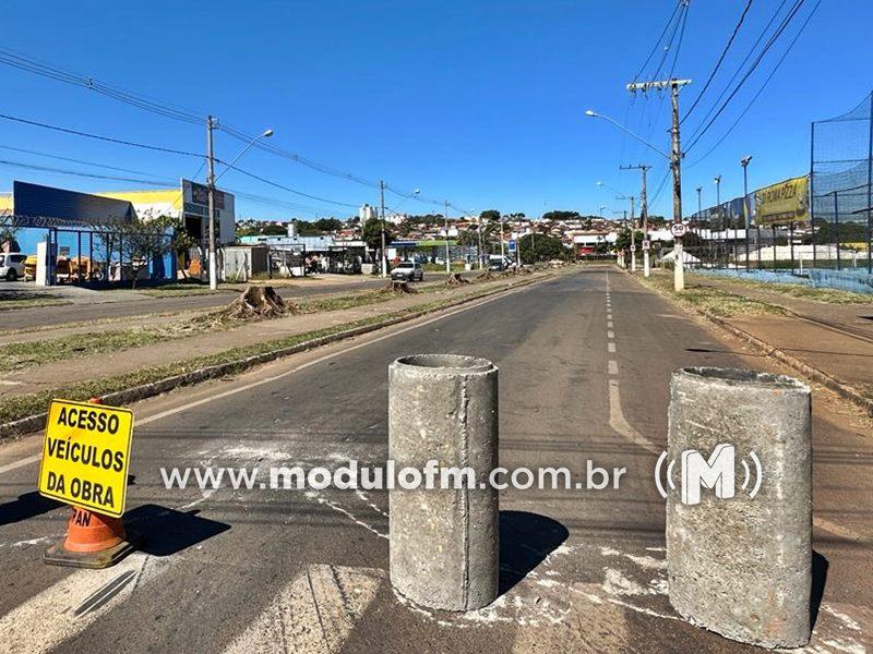 Moradores reclamam da sinalização e relatam perigo de colisões no acesso ao bairro Morada Nova devido às obras em andamento