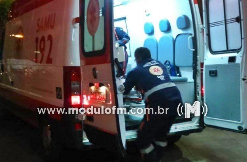 Motociclista cai e fica ferida ao derrapar em poça de óleo no bairro Jardim das Oliveiras