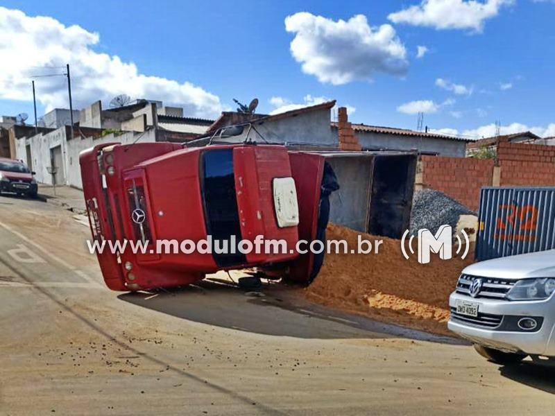 Veja o vídeo: Motorista escapa ileso após caminhão carregado de areia tombar durante o processo de descarregamento em Patrocínio