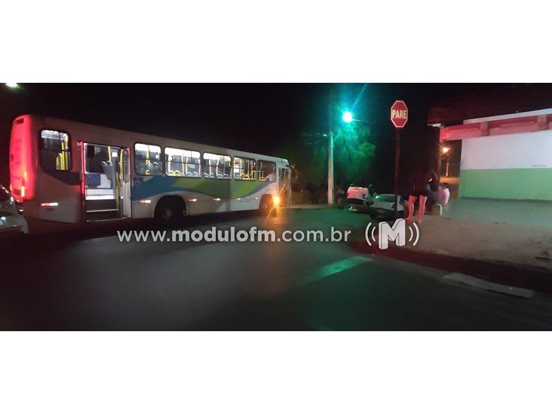 Imagem 7 do post Após colisão com ônibus coletivo, carro capota e deixa duas pessoas feridas em Patrocínio