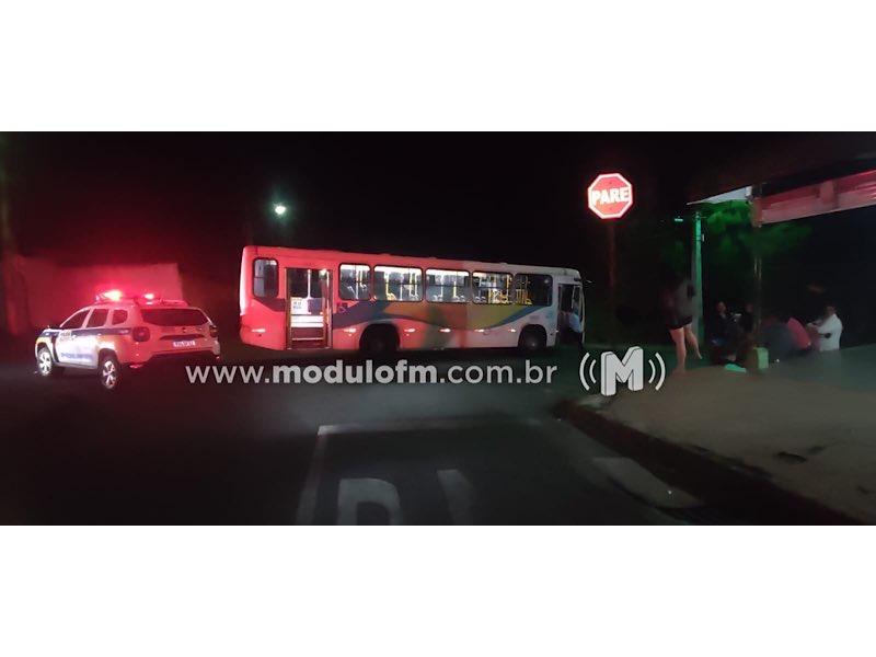 Imagem 6 do post Após colisão com ônibus coletivo, carro capota e deixa duas pessoas feridas em Patrocínio