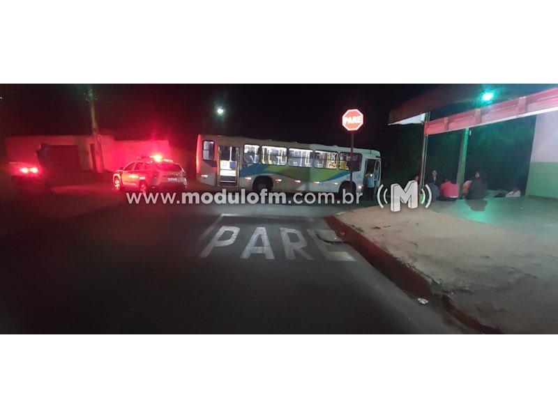 Imagem 8 do post Após colisão com ônibus coletivo, carro capota e deixa duas pessoas feridas em Patrocínio