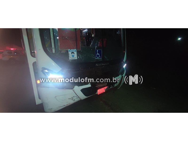 Imagem 4 do post Após colisão com ônibus coletivo, carro capota e deixa duas pessoas feridas em Patrocínio
