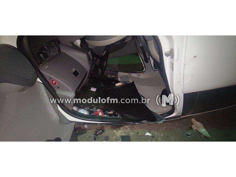 Imagem 3 do post Após colisão com ônibus coletivo, carro capota e deixa duas pessoas feridas em Patrocínio
