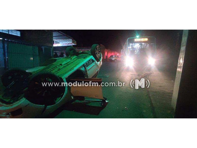 Imagem 1 do post Após colisão com ônibus coletivo, carro capota e deixa duas pessoas feridas em Patrocínio