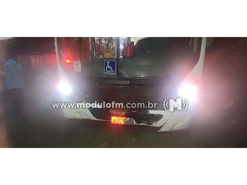 Imagem 5 do post Após colisão com ônibus coletivo, carro capota e deixa duas pessoas feridas em Patrocínio