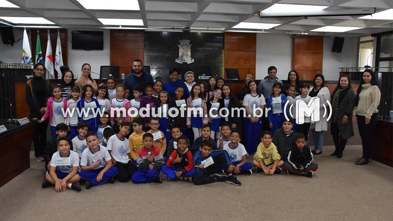 Câmara Municipal recebe visita de alunos da escola Casimiro de Abreu