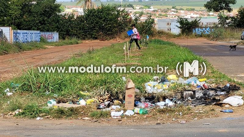Moradoras exigem solução para poeira e lixo em trecho sem asfalto da Avenida Padre Matias