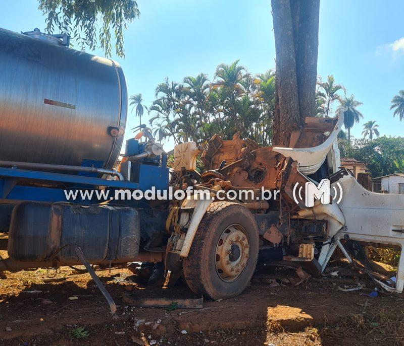 Motorista morre após caminhão carregado de leite colidir com árvore em Perdizes