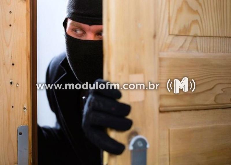Residência é invadida e furtada no bairro Manoel Nunes em Patrocínio