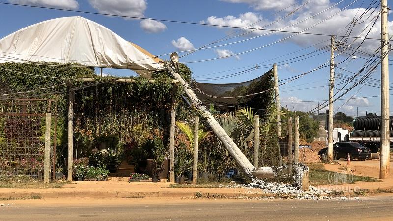 Caminhão que entregava tubos para obra da Prefeitura derruba poste ao fazer conversão no bairro Santo Antônio