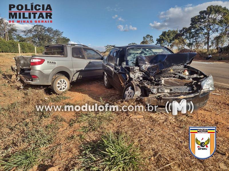 Colisão entre dois veículos deixa duas pessoas feridas na MG-230 em Serra do Salitre