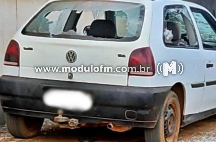 Homem furioso destrói próprio veículo a marretadas após blitz policial em Cruzeiro da Fortaleza