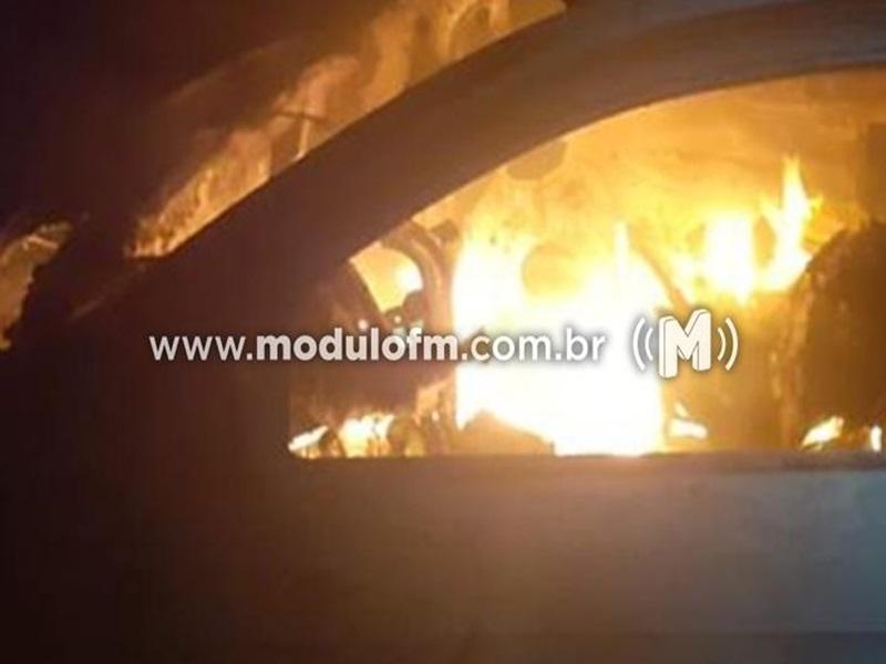 Jovem inconformado incendeia veículo da namorada do pai em Patrocínio