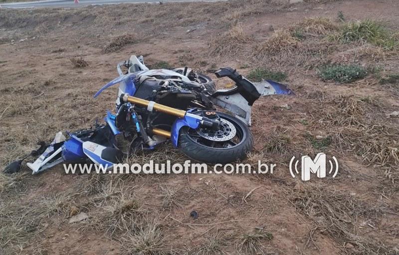 Motociclista sofre acidente grave e tem moto destruída na BR-146 em Serra do Salitre