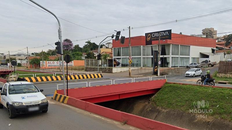 Ponte danificada é interditada na Avenida José Amando de...