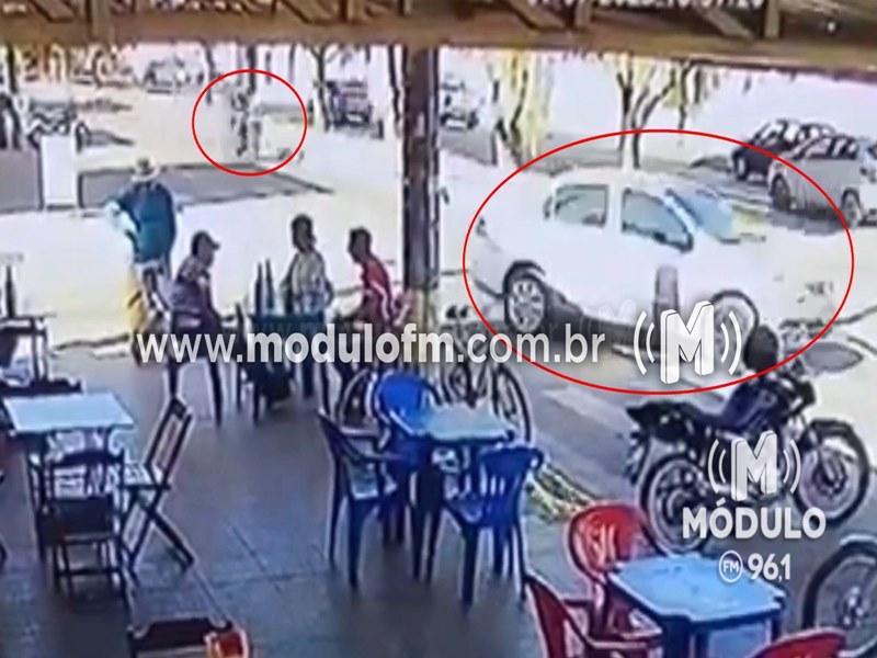 Vídeo mostra momento em que carro fecha motociclista, causando grave acidente no bairro Nações