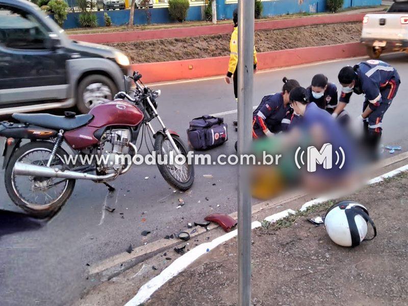 Colisão entre veículo e moto deixa motociclista com lesões na perna em Patrocínio