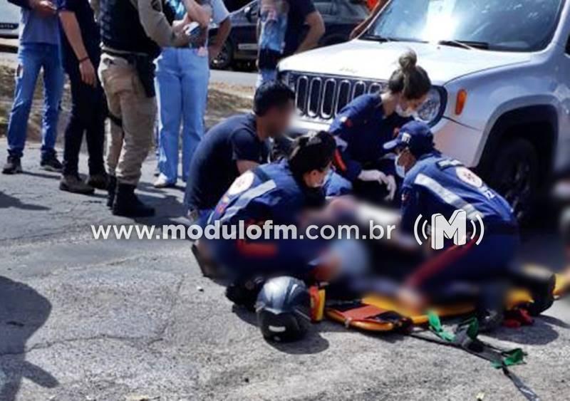 Colisão violenta entre motocicleta e carro deixa jovem de 27 anos ferida em Patrocínio