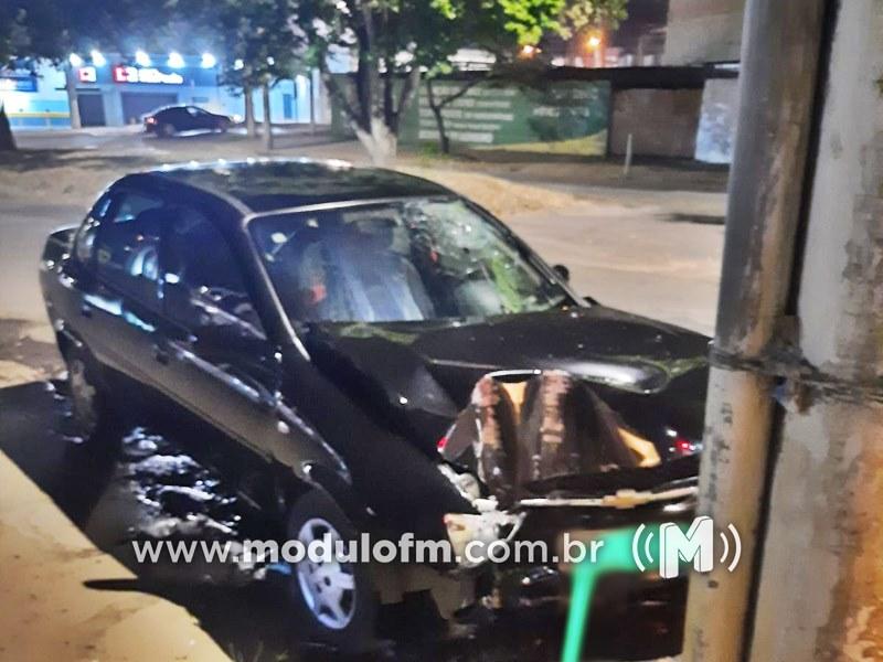 Condutor embriagado colide com poste de iluminação pública e acaba preso em Patrocínio