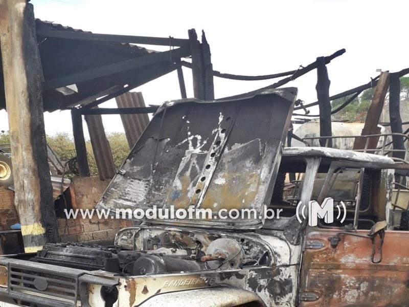 Incêndio em fazenda de Patrocínio devasta galpão e veículo