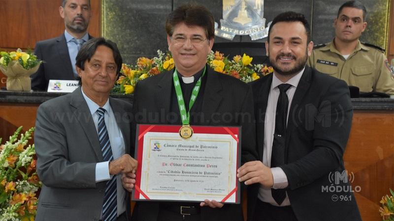 Padre Olivar Constantino recebe Título de “Cidadão Honorário de Patrocínio” na Câmara Municipal