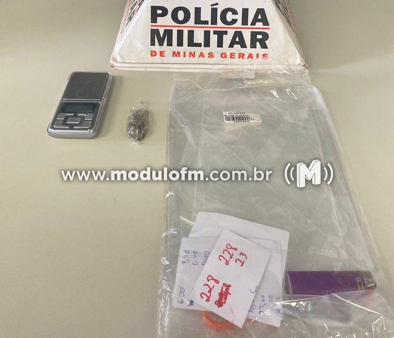 Polícia Militar realiza apreensão de materiais e detém autor por uso e consumo de drogas após denúncia anônima