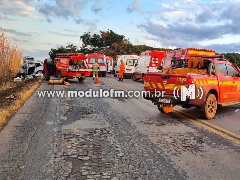 Colisão entre veículo e caminhão deixa dois mortos e dois em estado crítico na MGC-354 em Presidente Olegário