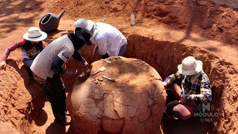 Arqueólogos encontram possíveis fragmentos históricos em estrada rural de Perdizes