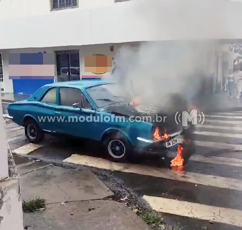 Carro pega fogo enquanto transitava na área central da cidade