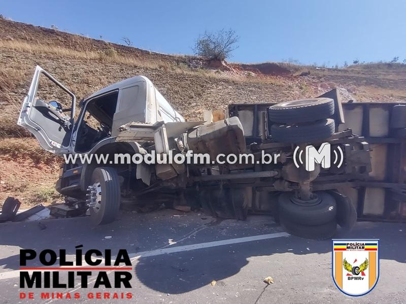 Homem perde o controle e caminhão capota na BR 146 em Serra do Salitre