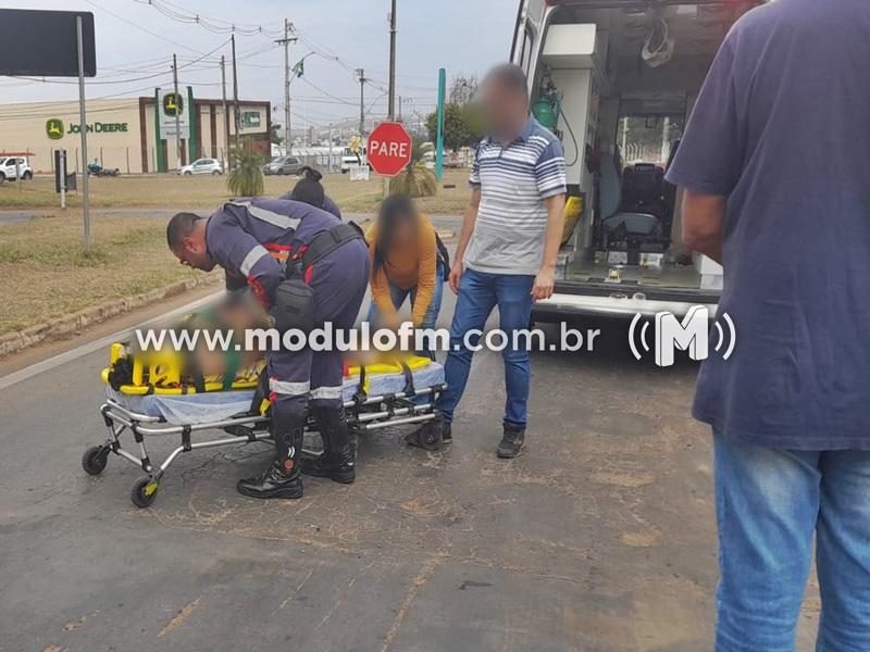 Motociclista fica ferida após se desequilibrar e cair de moto em Patrocínio