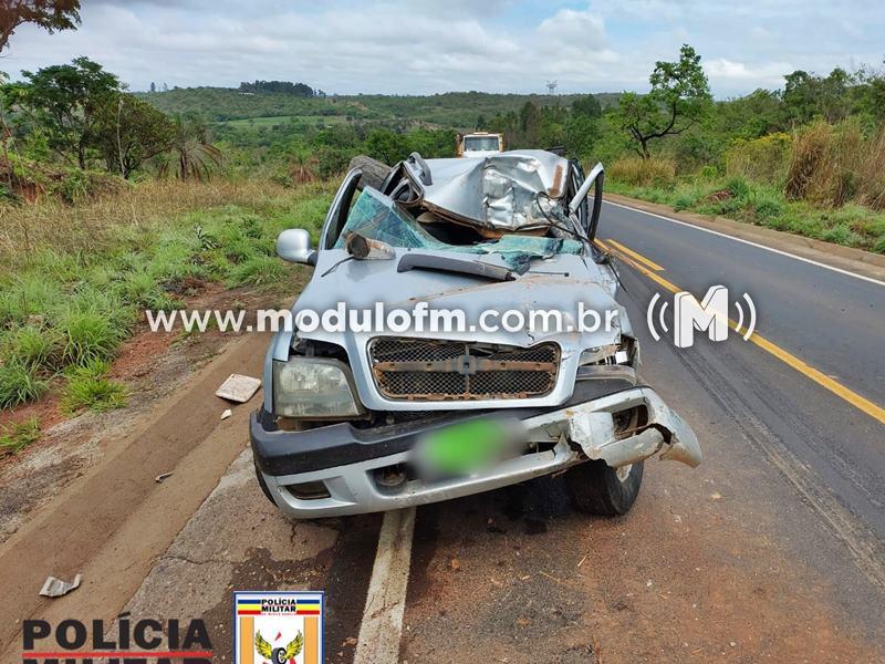 Caminhonete colide na traseira de caminhão e deixa dois feridos após ultrapassagem em local proibido na MG-190 em Monte Carmelo