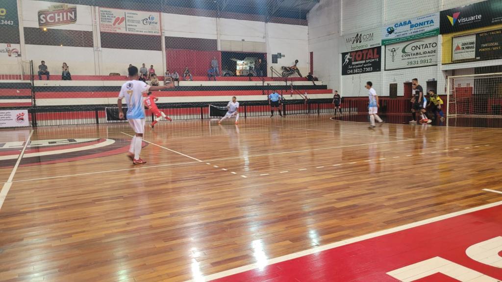Conhecidos os últimos semifinalistas da 4ª Liga de  Futsal Macaúba Ar Condicionado Superação Esportes