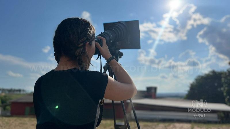 Fotógrafa faz registros do eclipse solar em Patrocínio