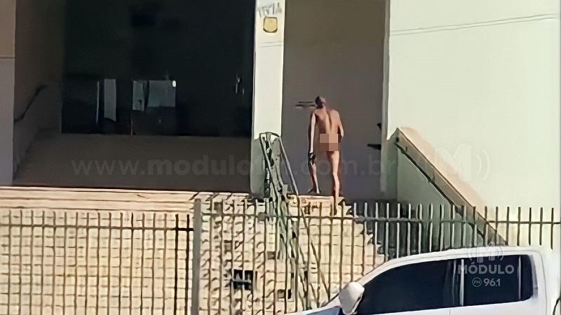 Homem nu é flagrado pulando muro de igreja em bairro de Patrocínio