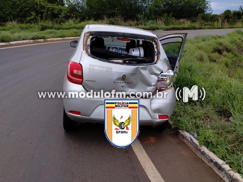 Carreta colide na traseira de veículo na MG-190 em Monte Carmelo