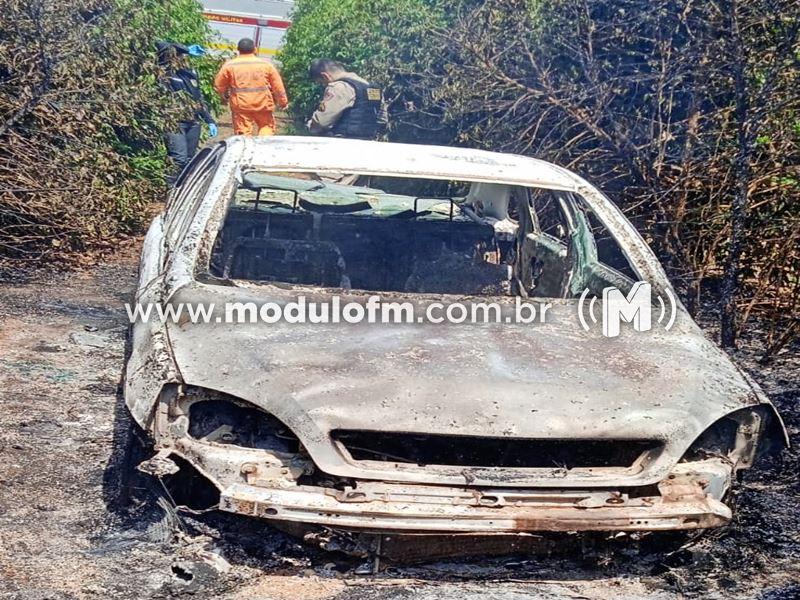 Veículo com placas de Itabirito é encontrado completamente queimado em possível incêndio criminoso em Patrocínio