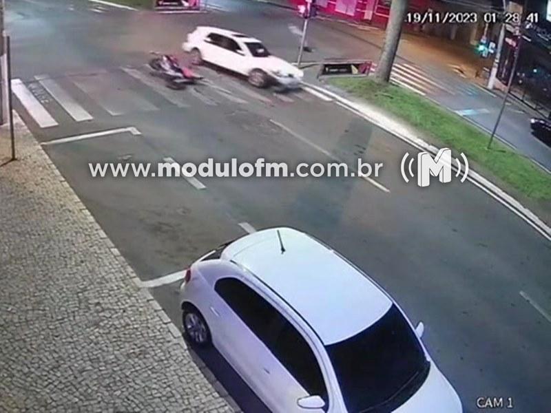 Veja o vídeo: Motorista avança sinal vermelho, atropela motociclista...