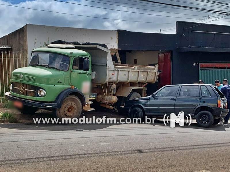 Caminhão desgovernado atinge dois veículos e oficina no bairro São Judas